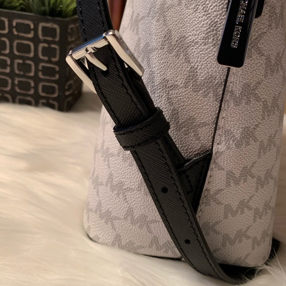 MICHAEL KORS Cindy LG Saffiano Leather Backpack - Picture 11 of 11